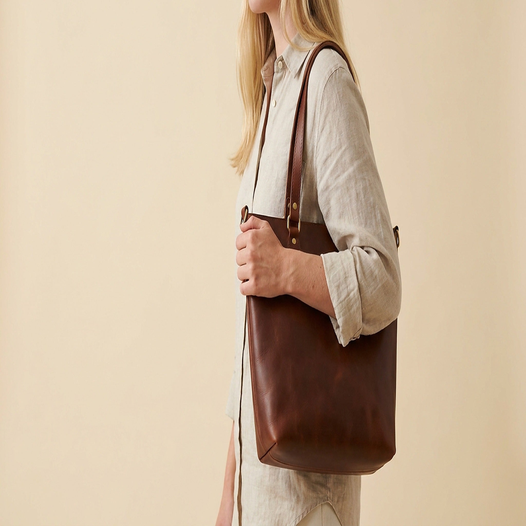 SORAVEA Hedda Tote, chocolate Tote, scale reference