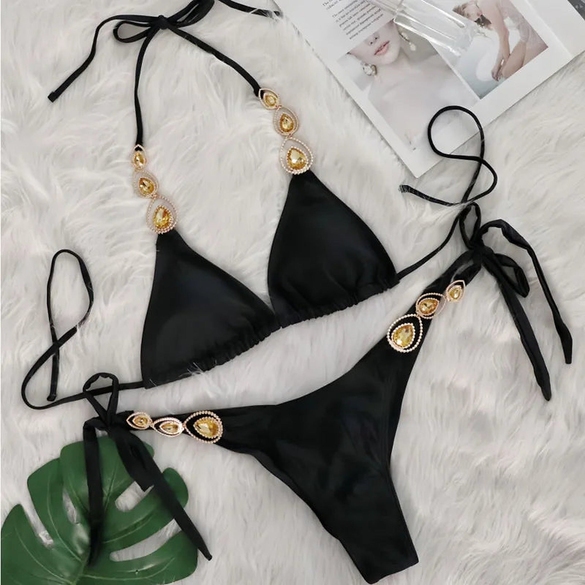 SORAVEA Luna strassdekorerad guldbikini svart flatlay