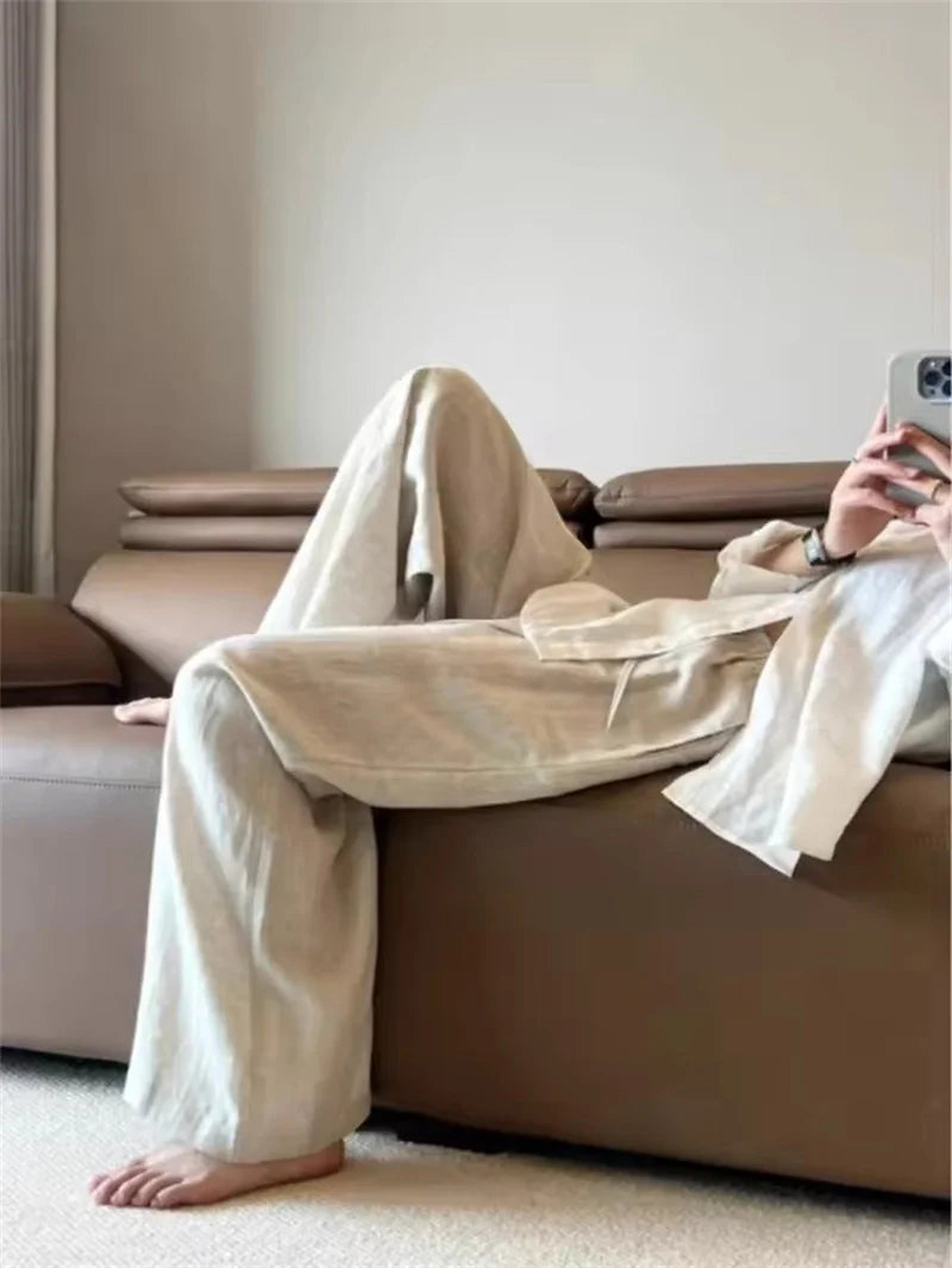 Tyra vida linnebyxor beige livsstilsbild soffa