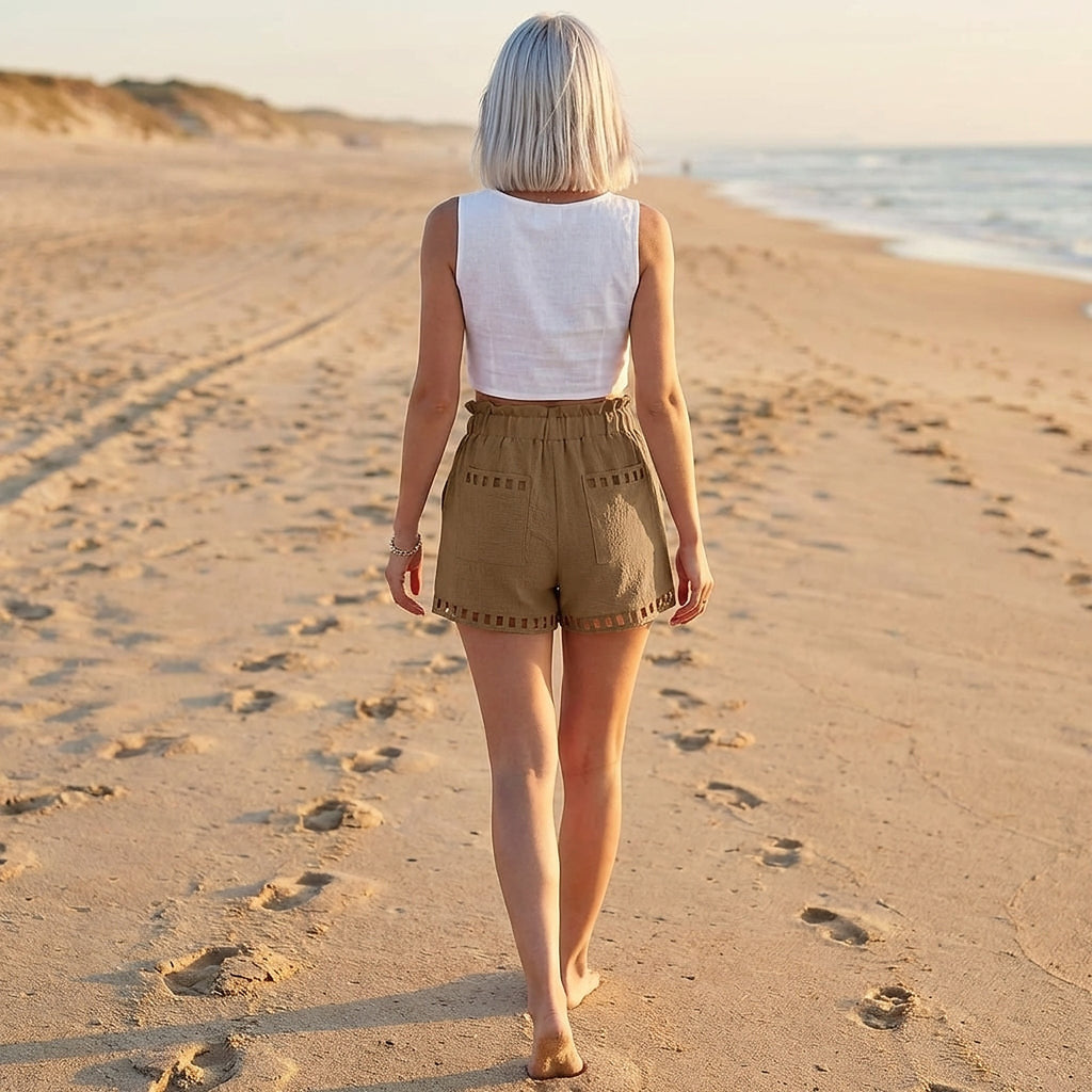 Britt linne-shorts baksida gående strand fotspår