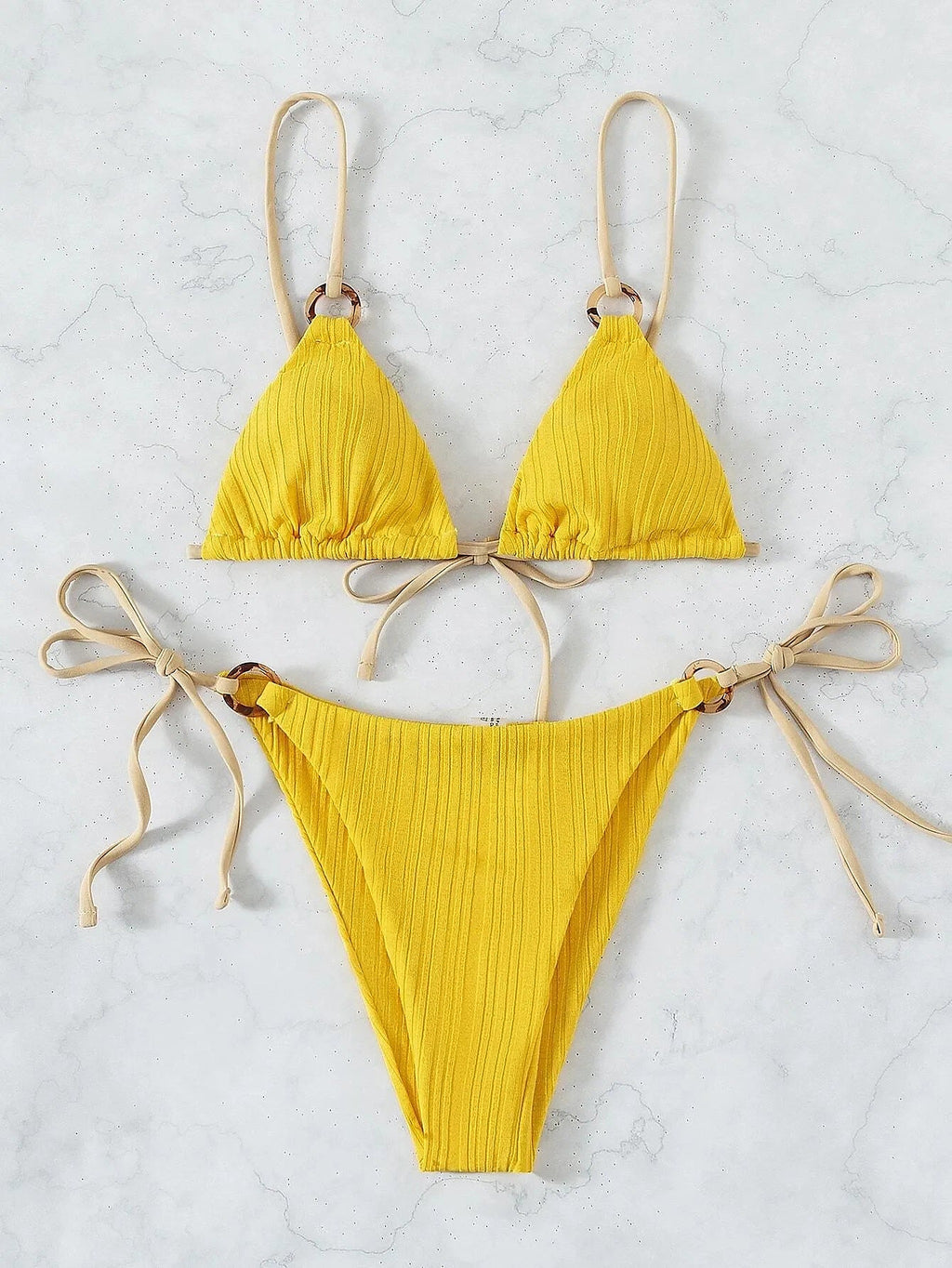 Nova triangelbikini styling framifrån